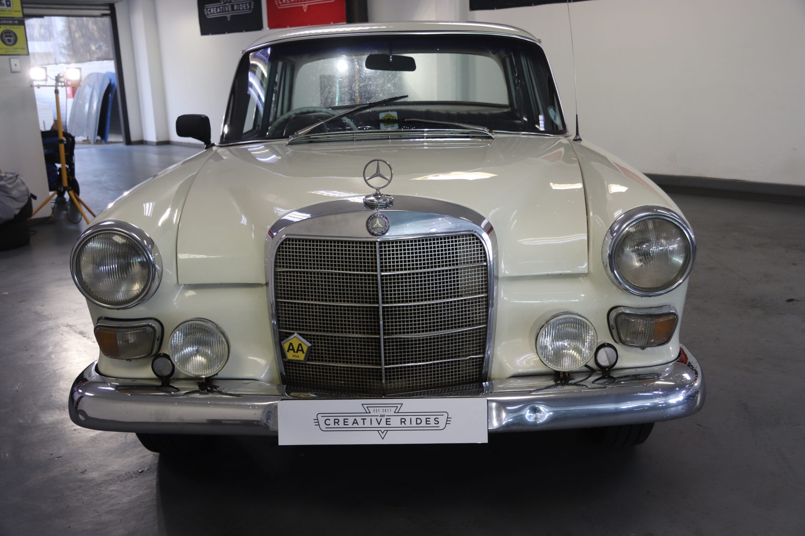 1965 Mercedes Benz 220 D Fintail - image 2