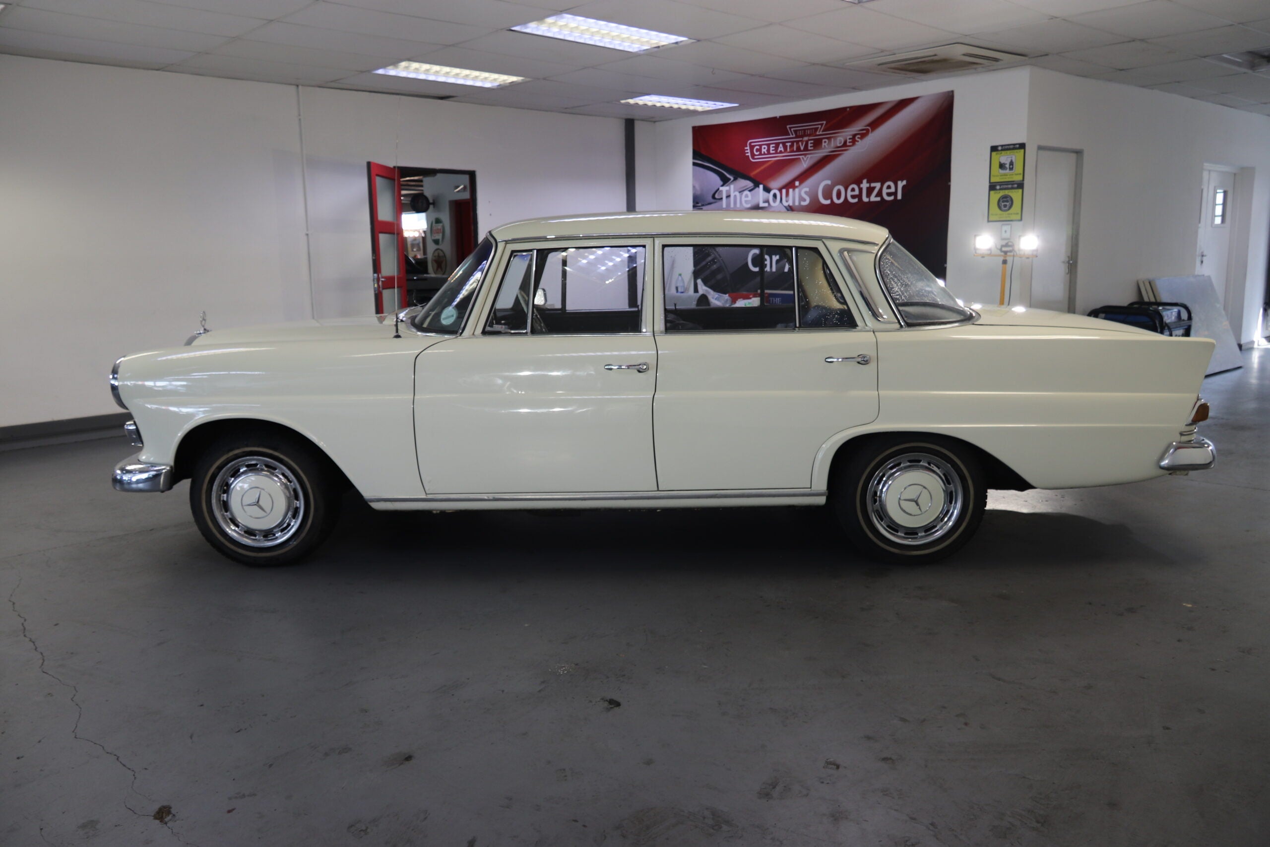 1965 Mercedes Benz 220 D Fintail - image 9