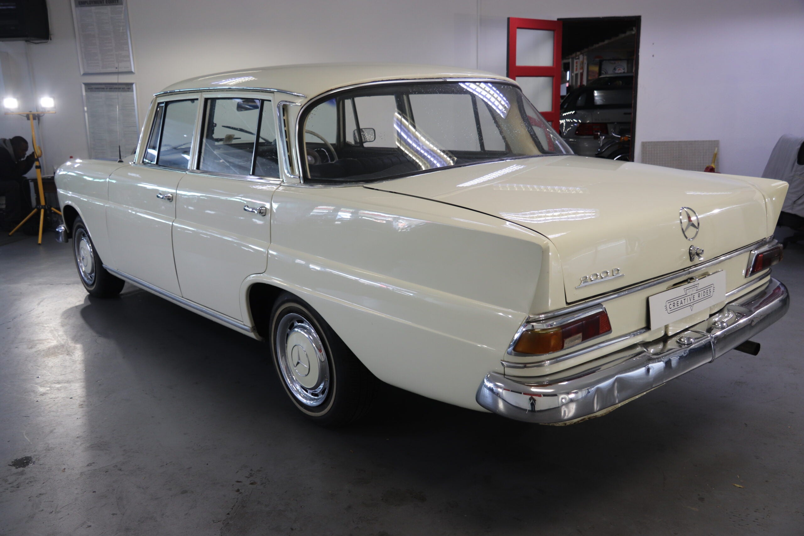 1965 Mercedes Benz 220 D Fintail - image 8