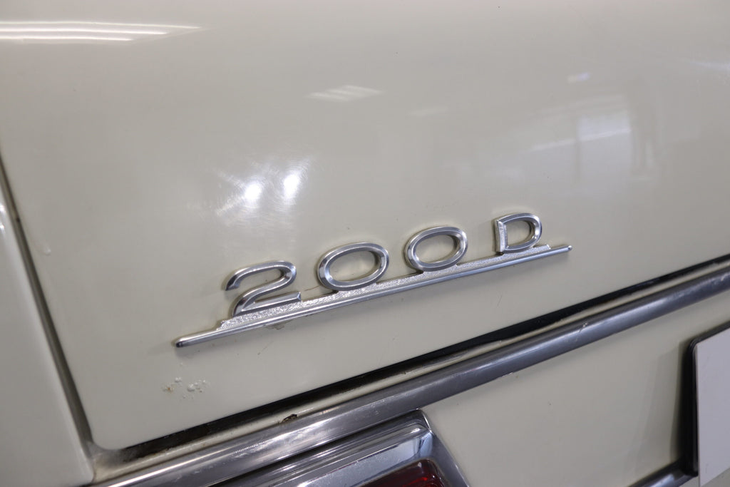 1965 Mercedes Benz 220 D Fintail - image 10