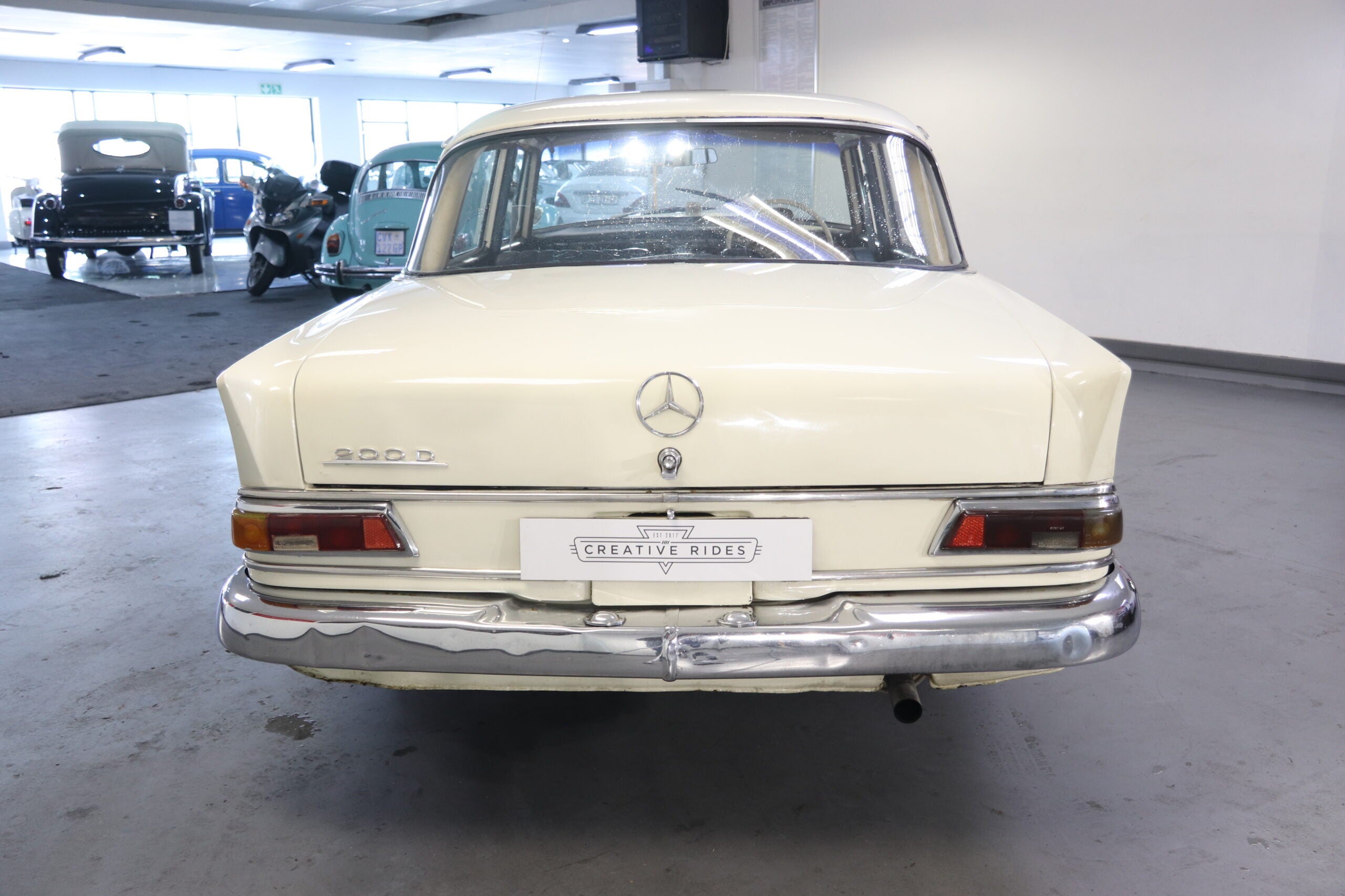1965 Mercedes Benz 220 D Fintail - image 7
