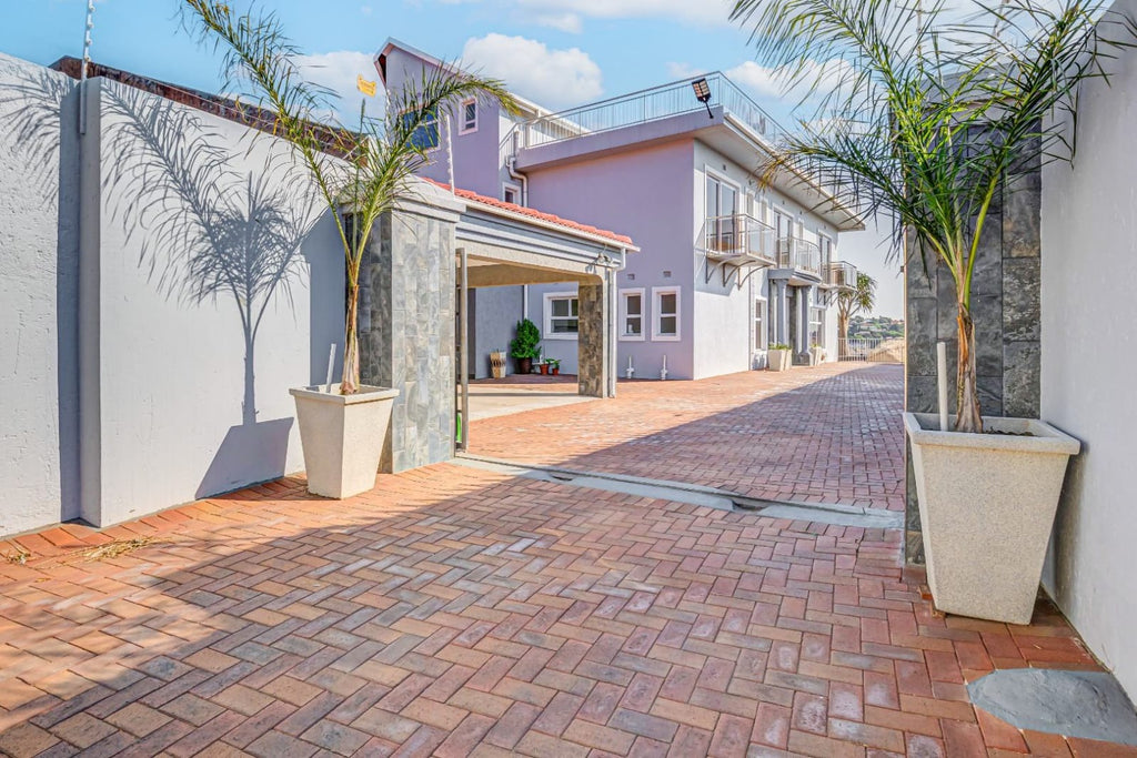 14 Bedroom House For Sale in Bassonia - Bassonia